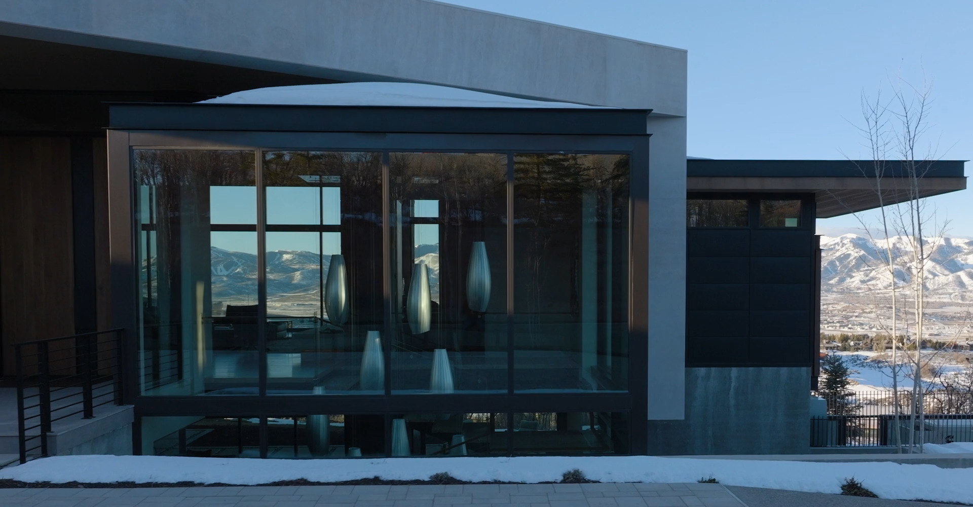 Aluminum_alloy_doors_and_windows_profile_manufactu
